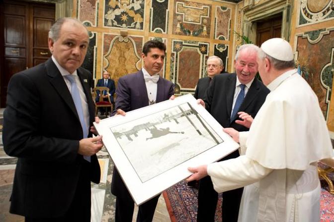 Papa Francesco riceve un omaggio da parte del tecnico argentino  Alejandro Sabella. Ap